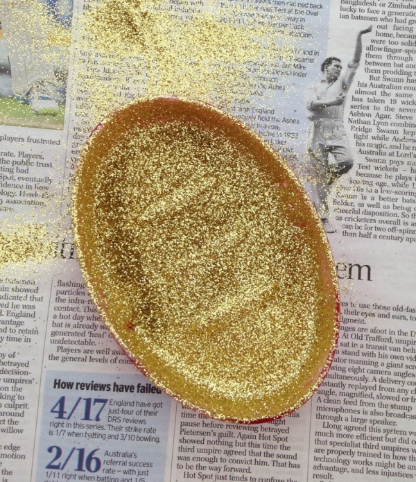 3 - Spread the dish with PVA glue and sprinkle on the gold glitter. Leave to dry.